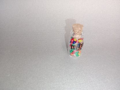 Glazen flesje met M & M